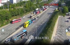 경부고속도로서 관광버스와 광역버스 추돌…18명 병원 이송
