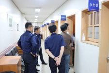 수원구치소 과밀 수용… 공간도 의료진도 부족 [현장, 그곳&]