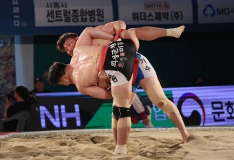 수원시청 김기수, 보은장사씨름 금강장사 2연패 ‘꽃가마’