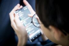 “핸드폰 없으면 불안”… 청소년 스마트폰 중독 ‘위험수위’