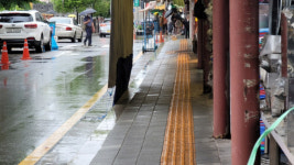 수억원 들어갔는데...통행 불편한 수원천로 특화거리