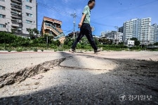 ‘갈라지고, 부서지고’…수원천 세류대교 산책로 관리 ‘엉망’ [현장, 그곳&]