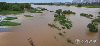 무너지고 잠기고... 폭풍우 몰고 경기도 ‘강타’ [한반도 수직 관통 태풍 ‘카눈’]
