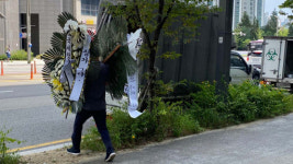 [단독] 동화성세무서에 익명의 근조화환 행렬… 대치 끝에 반려