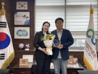 안양시 여성벤처기업인연합회, 조광희 안양산업진흥원장에 감사패 전달