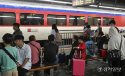 추석 연휴 시작, 귀성객들로 붐비는 수원역 [포토뉴스]