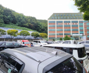 벽 ‘쩍쩍’ 갈라지고 악취 ‘풀풀’...인천사회복지회관 ‘불안불안’