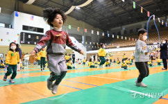 폴짝폴짝 수원 유치원생들의 줄넘기 대회 [포토뉴스]