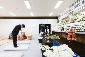김동연, 화성 용주사 빈소 찾아 자승스님 조문