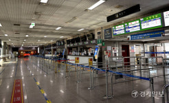 기상 악화로 한산한 인천항연안여객터미널 [포토뉴스]