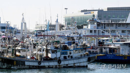 기상 악화로 한산한 인천항연안여객터미널 [포토뉴스]