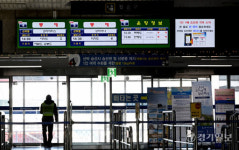 기상 악화로 한산한 인천항연안여객터미널 [포토뉴스]