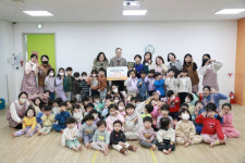의왕꿈초롱어린이집, 희망나래장애인복지관에 후원금 전달