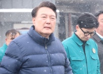 윤 대통령, 서천시장 화재현장 방문…한동훈과 ‘조우’