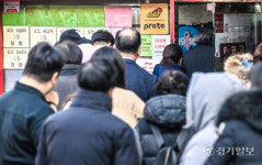 인생 역전은 로또뿐...주말 복권 가게 앞 장사진 [포토뉴스]
