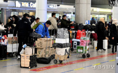 설 연휴를 앞둔 인천항연안여객터미널 [포토뉴스]