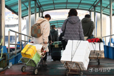설 연휴를 앞둔 인천항연안여객터미널 [포토뉴스]