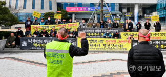 삭발 강행하는 이천택시기사들 [포토뉴스]