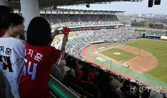 SSG 랜더스, 인천 최 개막 2연전 연속 매진 달성 [포토뉴스]