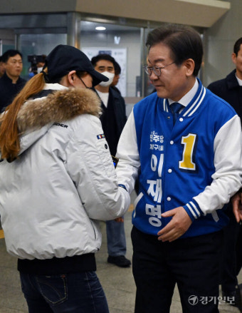 '공식 선거운동 첫날' 이재명 계양역 출근인사 [포토뉴스]
