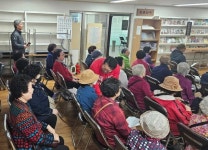 “시민과 포옹, 악수”···시민과 교감으로 집중유세, 노인 복지에도 힘써 [SNS로 보는 총선]