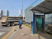 트럭 ‘쌩쌩’, 먼지 ‘풀풀’… 인천 송도역 일대 4년째 ‘고행길’ [현장, 그곳&]