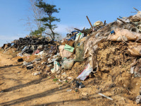 부천운동장 폐기물 방치… ‘주민 안전’ 위협 [현장의 목소리]