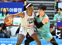 KT, KBL 챔피언결정전 2차전 KCC에 101-97로 승리 [포토뉴스]