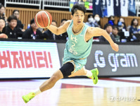 KT, KBL 챔피언결정전 2차전 KCC에 101-97로 승리 [포토뉴스]