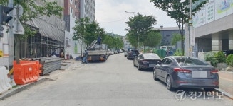 ‘통제불능’ 오산 불법 주차... 세마역 인도마저 ‘덮쳤다’ [현장의 목소리]