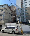 의정부서 대낮에 전신주 쓰러져 270가구 정전