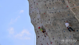 아찔해도 좋아... 인공암벽 한발 한발 [포토뉴스]