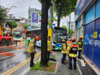 [영상] 부천대 내리막길서 기사 없이 버스 돌진…차량 2대 충돌 후 멈춰