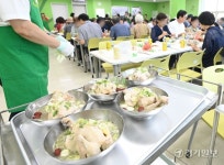 중복맞아 삼계탕 나눔하는 수원 광교종합사회복지관 [포토뉴스]