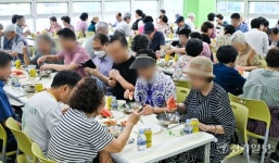 중복맞아 삼계탕 나눔하는 수원 광교종합사회복지관 [포토뉴스]
