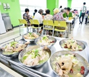 중복맞아 삼계탕 나눔하는 수원 광교종합사회복지관 [포토뉴스]