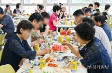 중복맞아 삼계탕 나눔하는 수원 광교종합사회복지관 [포토뉴스]