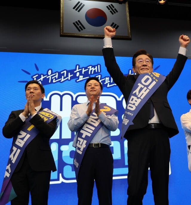 이재명, 김두관, 김지수 후보가 참석한 더불어민주당 대표 후보 선출 전당대회에서 이재명 후보가 압승, 득표율 92.43% 기록. 이재명 후보의 재선출 확실히될 것으로 예상. 김두관 후보 6.27% 득표, 김지수 후보 1.30% 득표율 기록, 이에 이재명 후보 대표 연임 확실시. 이재명 후보 DJ정신 절실하다 강한 의지 표명, 새로운 지도부 선출되며 대표 연임 소강 받을 전망. 8명 후보 경쟁, 논란과 경쟁 끝에 이루어진 전당대회 결과에 관심집중.