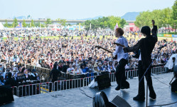 마지막 하루 막 올라…락 매니아들, 더 뜨겁게 열정적으로! [2024 인천펜타포트 락 페스티벌]