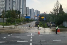 용인등기소 앞 사거리 상수관로 파열…일대 침수에 단수 현상까지