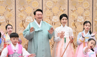 윤 대통령 부부 “소중한 분들과 정 나누는 한가위”