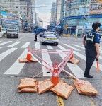 인천 서구 검단사거리 싱크홀… 경찰, 현장 통제