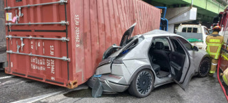 용인 영통고가밑 사거리서 3중 추돌…트럭서 기름 누출