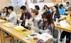 전통주에 ‘흠뻑’ 빠진 외국인들…용인중앙시장 다문화 막걸리 체험 클래스 성료