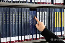 오늘 점자의 날, 한글 점자책 비치된 수원시장애인종합복지관 사랑샘도서관 [포토뉴스]