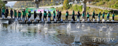 EM 흙공 던져 경안천 살려요 [포토뉴스]
