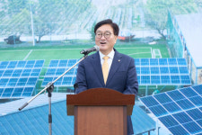 우원식 국회의장, 여주시 구양리 햇빛두레 태양광발전소 준공식 참여