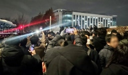 국회, 의원 150여명 집결···담 넘어 들어와