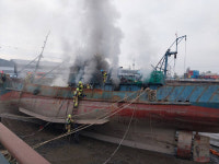 인천 만석동 인근서 폐선박 해체하다 불…1시간여 만에 완진