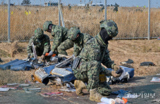 조화 놓인 무안 국제공항 [포토뉴스]